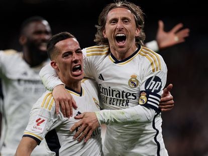 Modric (d) celebra el gol junto a su compañero Lucas Vázquez (i)
