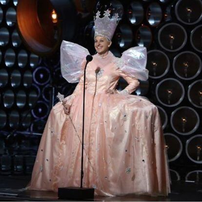 Ellen Degeneres (59 años), que presentó la gala en 2014, desea suerte a Kimmel con esta imagen: "Buena suerte a mi amigo Jimmy Kimmel. Vas a ser la bella del baile... bueno, la bella de los Oscar".