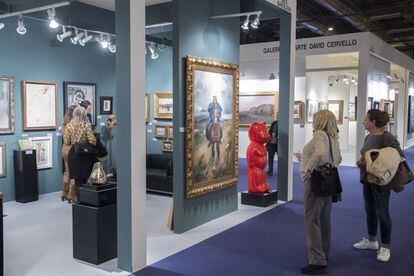 Visitantes contemplan las obras expuestas durante la anterior edición de Feriarte, la feria de arte y antigüedades más importante de España.