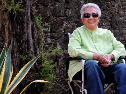 Chavela Vargas, fotografiada el domingo en el jard&iacute;n de su residencia