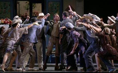 Un momento de la representación de 'La del manojo de rosas', en el Teatro de la Zarzuela.