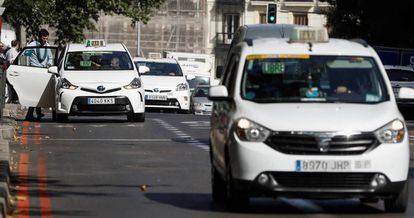 Varios taxis circulando por Madrid.