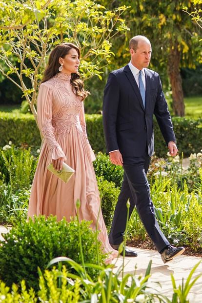 Los príncipes de Gales, a su llegada a la boda real. Para la ocasión, Kate Middleton ha apostado por un vestido largo —siguiendo el protocolo, que marcaba además que los trajes no lucieran grandes ostentaciones ni se llevaran tiaras ni coronas—, en color rosa, del diseñador libanés Elie Saab.