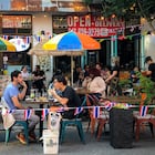 Los comensales comen al aire libre debido a problemas de COVID-19 en West Village el viernes 26 de junio de 2020 en la ciudad de Nueva York. El alcalde de la ciudad de Nueva York, Bill de Blasio, dijo que estaba retrasando la reanudación programada de las comidas en interiores en los restaurantes de la ciudad por temor a que desencadenara un aumento en las infecciones por coronavirus. (Foto AP / John Minchillo)