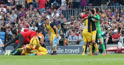 Los jugadores del Atlético celebran el título sobre el césped del Camp Nou.