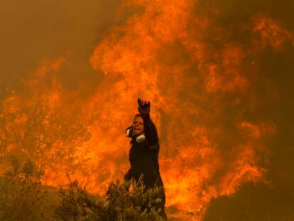 Un bombero trabaja por apagar las llamas en el pueblo de Hasia, cerca de Atenas (Grecia), el martes 22 de agosto.