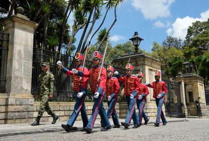 Guardias presidenciales marchan a las afueras del Palacio de Nariño, después de la apertura de los jardines alrededor del recinto, el 12 de agosto de 2022.
