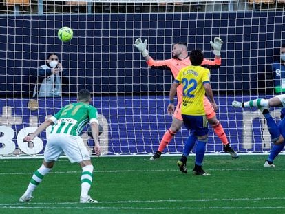 Juanmi marca el gol del triunfo del Betis ante el Cádiz.