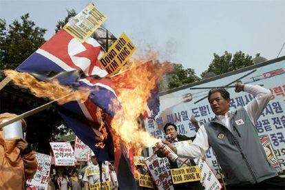 Activistas surcoreanos queman una bandera de Corea del Norte y fotografías del líder norcoreano Kim Jong Il durante una protesta con la prueba nuclear de Corea del Norte