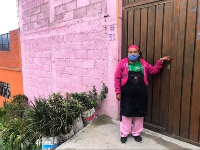 La señora Alberta Manzano en la puerta de su casa en Naucalpan.