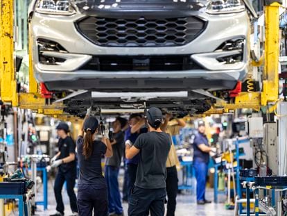 Cadena de montaje en la fábrica en Ford en Almussafes (Valencia)