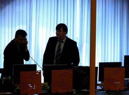 Operadores de la Bolsa de Moscú, durante la sesión de ayer.