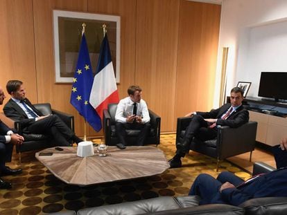 Macron (con camisa blanca) y Sánchez (a su izquierda) negocian con otros líderes europeos en la noche del domingo.