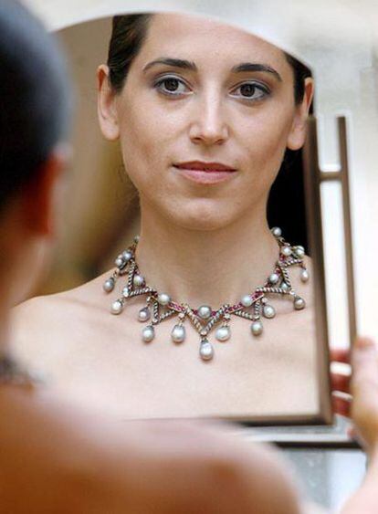 Una empleada de Christie's luce el collar de perlas y rubíes de María Antonieta.