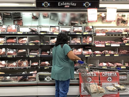 Una cliente mira los precios de la carne en un supermercado en Buenos Aires, el pasado 9 de febrero.