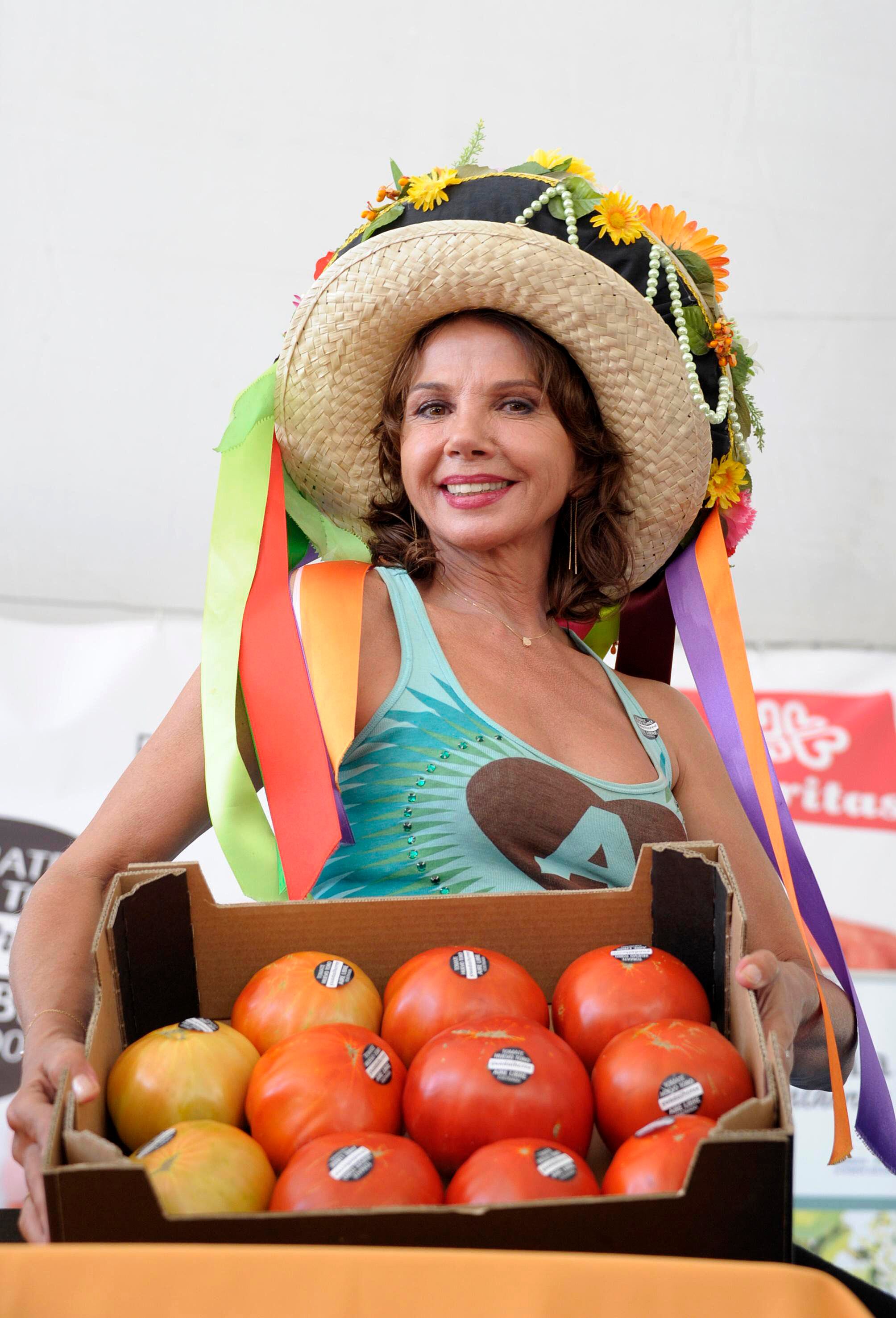 La actriz Victoria Abril con una caja de tomates Huevo de toro por la que pagó 300 euros en el año 2013. La actriz fue invitada para participar en el primer concurso de tomates del Guadalhorce ese mismo año.