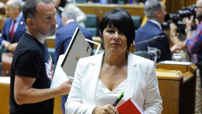 Los parlamentarios de EH Bildu, Unai Urruzuno y Maddalen Iriarte este viernes en el debate de Política General.