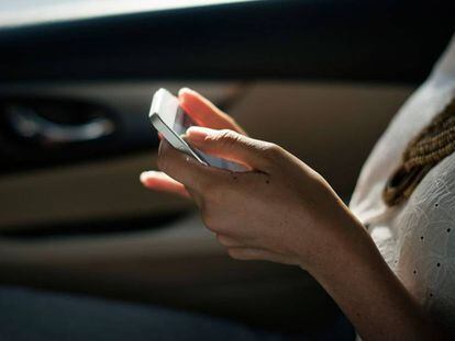 La DGT quiere que pagues los daños de accidentes provocados por distracciones con el móvil