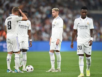 Kroos, Valverde y Vinicius, en el partido contra el Shakhtar en el Bernabéu.