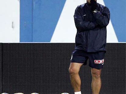 Pepe Murcia observa el entrenamiento del Atlético ayer por la tarde en el Calderón.