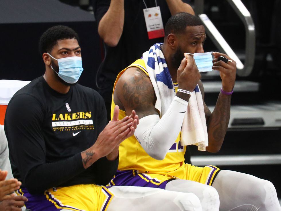 La NBA extrema las medidas y prohíbe a los jugadores abrazarse y chocar las  manos | Deportes | EL PAÍS