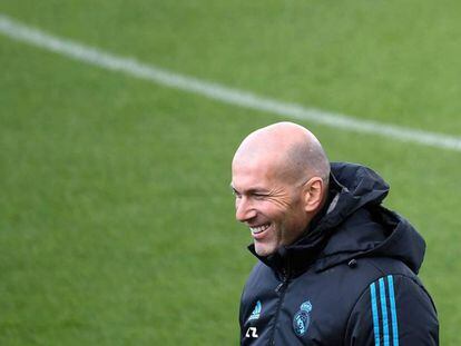 Zidane, en el entrenamiento del Madrid. En vídeo, declaraciones de James Rodríguez, centrocampista del Bayern.