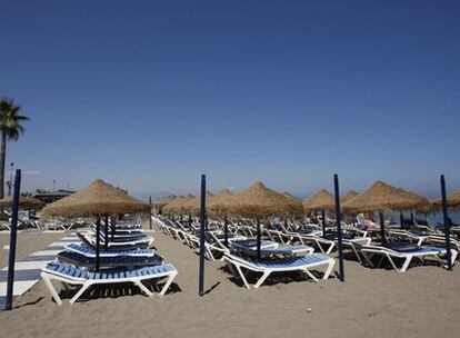 La playa de los Álamos, en Torremolinos, estaba ayer vacía a primera hora de la tarde.