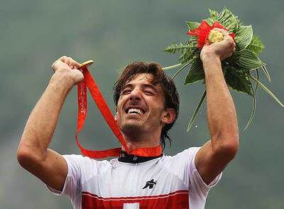 El suizo Fabian Cancellara, en el podio con la medalla de oro.