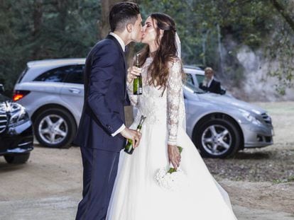 Marc Bartra y Melissa Jiménez durante su boda en Barcelona este sábado.