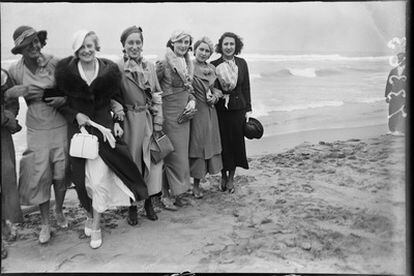 Una muestra en Madrid acoge la obra del fotógrafo Josep Brangulí (Hospitalet de Llobregat, 1879-Barcelona, 1945). En la imagen, aspirantes al título de Miss Europa en la playa de Sitges, 1933.