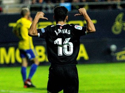 Navas se señala la camiseta después de su gol al Cádiz.
