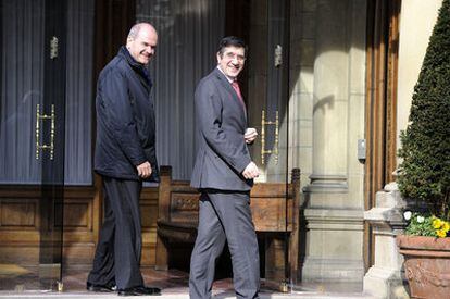 El vicepresidente Manuel Chaves y el <i>lehendakari</i>, Patxi López, antes de su reunión en Vitoria.