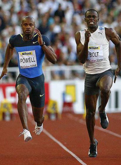 Asafa Powell, a la izquierda, y Usain Bolt en los 100m de Estocolmo en julio.