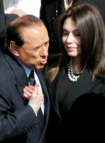 Fotografía de archivo que muestra al primer ministro italiano, Silvio Berlusconi, y a Verónica Lario.