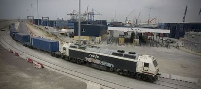 Tren de mercanc&iacute;as en el puerto de Castell&oacute;n