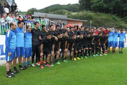 Técnicos y jugadores de la Rea que han acudido al primer entrenamiento de la temporada 2013-14