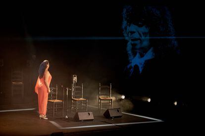 La Fabi, ante una imagen de Camarón, en un momento del concierto. Foto: Fernando Tribino.