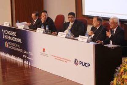 El abogado español Jesús Rubí Navarrete (d) participa en el primer Congreso Internacional de Protección de Datos Personales.