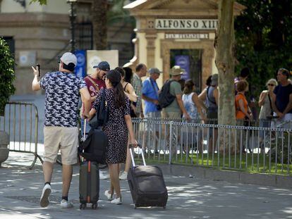 Turistas en el centro de Sevilla.