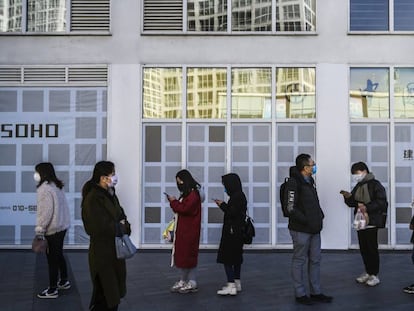 Varios trabajadores, a las puertas de su oficina en Pekín.