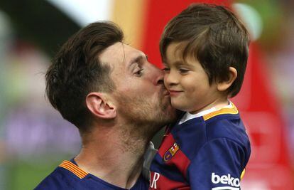 Messi besa a su hijo al finalizar el partido.