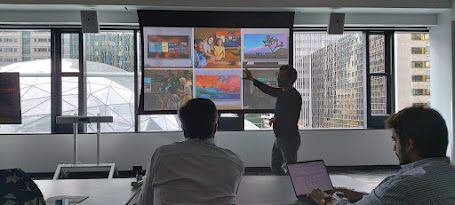 Daniel Rausch, vicepresidente de Amazon para entretenimiento y servicios, muestra funciones de los nuevos televisores en la sede de la compañía en Seattle.
