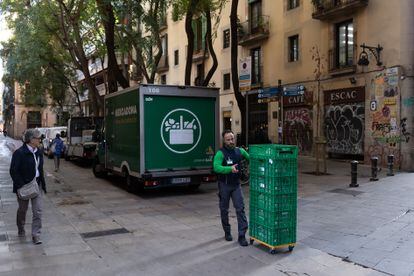 An area in Plaça de Bonsuccés designated as a road and an urban plan for the expansion of Macba in Plaça dels Àngels reclassified as a green area.