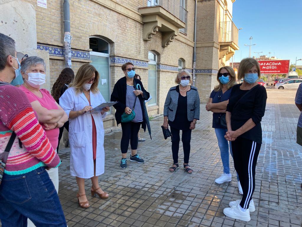 La médica Carolina Mir pasa lista a los participantes en los paseos terapéuticos que receta en Valencia