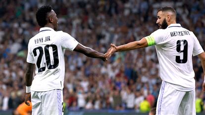 Vinicius y Benzema celebran el gol del brasileño al Shakhtar.