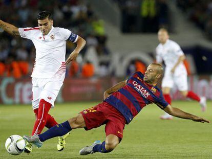 Mascherano intenta robar-li la pilota a Reyes en la Supercopa d'Europa.