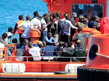 Salvamento Marítimo ha rescatado este domingo a 123 inmigrantes de 12 pateras que navegaban en el Estrecho de Gibraltar.