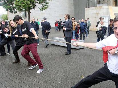 Antonio Basagoiti, ayer, en una sokatira en Bilbao contra j&oacute;venes del PP con camisetas con nombres de l&iacute;deres nacionalistas. 