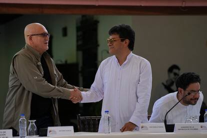 Antonio García, de la guerrilla colombiana Ejército de Liberación Nacional (ELN), le da la mano a Iván Danilo Rueda (derecha), Alto Comisionado para la Paz en representación del Gobierno colombiano.