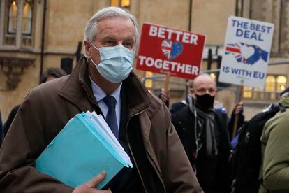 El negociador jefe europeo, Michel Barnier, pasa frente a un grupo de manifestantes, este miércoles en Londres.